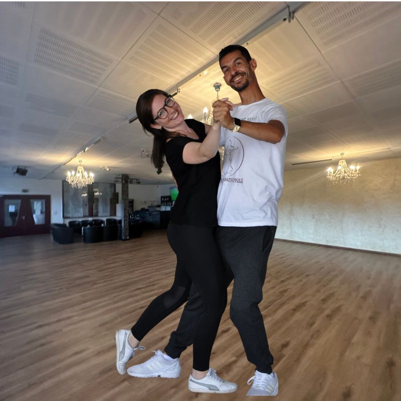 Karim und Michael tanzen im Saal von Karim’s Tanzschule in Michelstadt